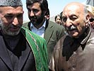 Zahir Shah und der Vorsitzende der Interimsadministration Hamid Karzai. (Bild öffnet sich in einem neuen Fenster)