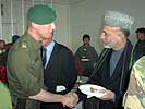 Karzai im Gespräch mit dem österreichischen Kontingentskommandanten. (Bild öffnet sich in einem neuen Fenster)