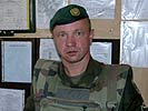 Oberstleutnant Karl Novak vor der Lagekarte im multinationalen Stab. (Bild öffnet sich in einem neuen Fenster)