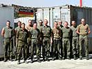 Mitglieder des Luftumschlagpunkt-Teams mit ihren deutschen Kameraden I. (Bild öffnet sich in einem neuen Fenster)