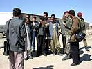 Camprundgang mit den afghanischen Journalisten. (Bild öffnet sich in einem neuen Fenster)
