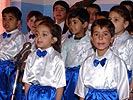 Ein Kinderchor bei der Eröffnung eines Kindergartens. (Bild öffnet sich in einem neuen Fenster)