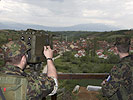 Schweizer Peacekeeper beobachten den Ort Zociste mit einem Wärmebildgerät. (Bild öffnet sich in einem neuen Fenster)