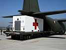 Das Medevac-Modul für Notfälle wird in die C-130 "Hercules" verladen. (Bild öffnet sich in einem neuen Fenster)
