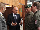 Minister Klug nutzte die Zeit für Gespräche mit den Soldaten. (Bild öffnet sich in einem neuen Fenster)
