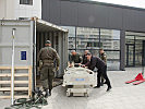 Die medizinischen Geräte werden an das Spital in Pristina übergeben. (Bild öffnet sich in einem neuen Fenster)