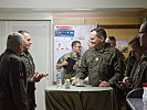 Der Generalmajor im Gespräch mit Soldaten des 45. Kontingents. (Bild öffnet sich in einem neuen Fenster)