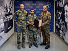 Karim Hassanein erhält die Auszeichnung "NCO of the month". (Bild öffnet sich in einem neuen Fenster)