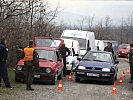 Österreicher und kosovarische Polizisten kontrollieren Fahrzeuge. (Bild öffnet sich in einem neuen Fenster)