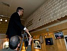 Tradition: Bundeskanzler Faymann schlägt eine Schindel im Kasino ein. (Bild öffnet sich in einem neuen Fenster)