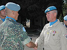 Generalmajor Ecarma, l., überreicht Major Fasching die UNDOF-Medaille. (Bild öffnet sich in einem neuen Fenster)