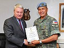 Hervé Ladsous mit UNDOF-Kommandant Generalmajor Natalio C. Ecarma III.