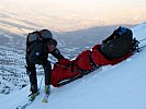 Dieser Soldat trainiert eine Bergung aus alpinem Gelände. (Bild öffnet sich in einem neuen Fenster)