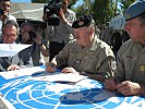 Generalstabschef Entacher und General Jilke unterzeichnen die Urkunden. (Bild öffnet sich in einem neuen Fenster)
