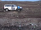 Ein Soldat markiert einen minenfreien Weg zu einem Fahrzeug. (Bild öffnet sich in einem neuen Fenster)