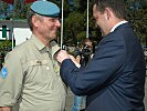 Der slovakische Verteidigungsminister verleiht General Jilke die Medaille. (Bild öffnet sich in einem neuen Fenster)