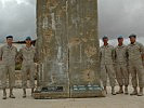 Offiziere des Bundesheeres am Denkmal im Libanon. (Bild öffnet sich in einem neuen Fenster)