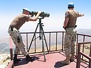 &Ouml;sterreichische UN-Soldaten beobachten die Golanh&ouml;hen.
