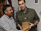 Der Bürgermeister von Naqura übergibt Thomas Erkinger einen Koran. (Bild öffnet sich in einem neuen Fenster)