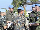 Oberstleutnant Erkinger, 2.v.l., mit UN-Soldaten verschiedener Nationen. (Bild öffnet sich in einem neuen Fenster)
