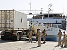 Ein Cargo-LKW fährt auf das Schiff. (Bild öffnet sich in einem neuen Fenster)