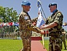 Portolano übergibt dem neuen Kommandanten die UNIFIL-Insignie. (Bild öffnet sich in einem neuen Fenster)