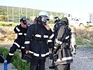 Die UNIFIL-Firefighter legen ihre Schutzausrüstung an. (Bild öffnet sich in einem neuen Fenster)