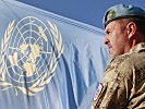 Die UN-Flagge wird gehisst. (Bild öffnet sich in einem neuen Fenster)
