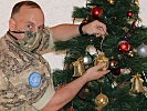 Unsere Soldaten dekorieren den Weihnachtsbaum. (Bild öffnet sich in einem neuen Fenster)