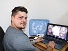 Ein österreichischer UN-Soldat beim Skypen mit seinen Angehörigen. (Bild öffnet sich in einem neuen Fenster)
