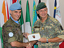 Übergabe eines Geschenkes an UNIFIL-Kommandanten. (Bild öffnet sich in einem neuen Fenster)