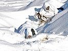 Zwei Aufkl�rer pirschen sich durch den Schnee an ihr Ziel heran. (Bild &ouml;ffnet sich in einem neuen Fenster)