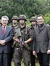 Mit Bundespr�sident Fischer und Milizsoldaten. (Bild &ouml;ffnet sich in einem neuen Fenster)