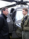 ...und im Gespr�ch mit den Piloten des Hubschraubers. (Bild &ouml;ffnet sich in einem neuen Fenster)