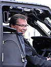 Der Minister im Cockpit eines S-70 "Black Hawk"... (Bild &ouml;ffnet sich in einem neuen Fenster)