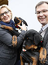 Darabos und Gattin Irene tauften die Milit�rhundewelpen Cliff und Chris. (Bild &ouml;ffnet sich in einem neuen Fenster)