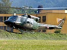Eine Agusta Bell 212 landet vor einer Kaserne in der Steiermark. (Bild öffnet sich in einem neuen Fenster)