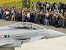 Der Eurofighter wird von einer Zuschauermenge in Zeltweg begrüßt. (Bild öffnet sich in einem neuen Fenster)