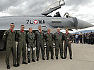 Österreichische Piloten mit dem Werkspiloten von EADS. (Bild öffnet sich in einem neuen Fenster)