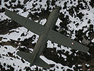 Eine C-130 "Hercules"über alpinem Gelände... (Bild öffnet sich in einem neuen Fenster)