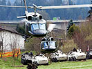 Zwei Helikopter haben Truppen abgesetzt. (Bild öffnet sich in einem neuen Fenster)