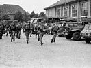 Soldaten der 1. Jägerbrigade eilen zu ihren Fahrzeugen. (Bild öffnet sich in einem neuen Fenster)