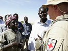 Ein Bundesheer-Sanitäter im Tschad. (Bild öffnet sich in einem neuen Fenster)