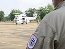 Ein Helikopter unterstützt die Helfer. (Bild öffnet sich in einem neuen Fenster)