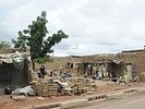Ein typisches Dorf in Mali am Rande der Straße in Richtung Koulikoro. (Bild öffnet sich in einem neuen Fenster)