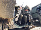 Ein Panzergrenadier sitzt aus dem Schützenpanzer ab. (Bild öffnet sich in einem neuen Fenster)