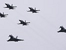 Escorted by two Eurofighters, the last four F-5 "Tigers" leave Austria. (Image opens in new window)
