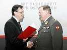 Minister of Defence Norbert Darabos congratulates General Edmund Entacher. (Image opens in new window)