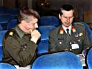 Gedankenaustausch - Brigadier Heidecker und Oberst Petermair. (Bild öffnet sich in einem neuen Fenster)