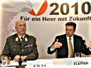 Verteidigungsminister Günther Platter und General Roland Ertl präsentieren. (Bild öffnet sich in einem neuen Fenster)
